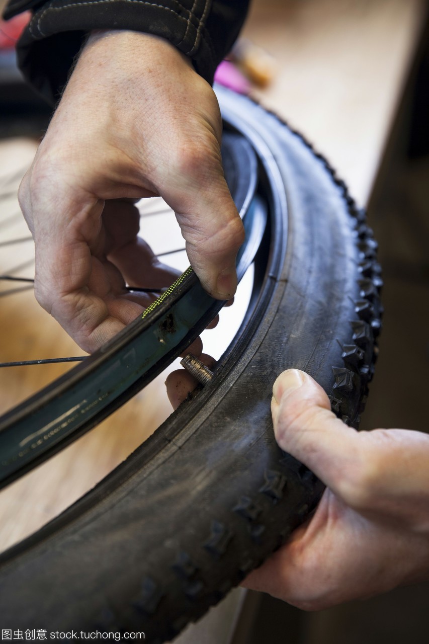 巧手修車 成熟男人的自行車間隙時(shí)光